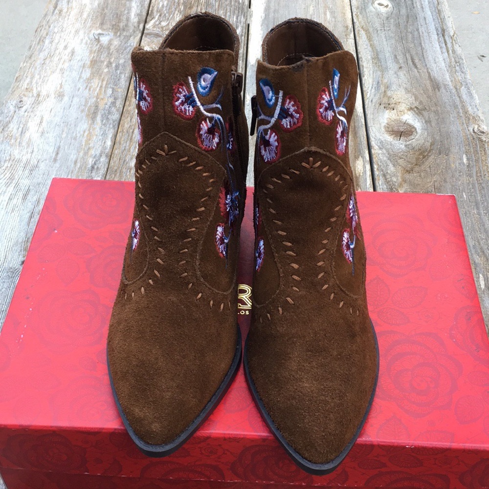 Carlos by Carlos Santana embroiled booties size 7M